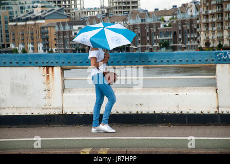 London, UK. 4. August 2017. Großbritannien Wetter. Sonnenschein und Duschen am Freitagnachmittag auf Wandsworth Brücke über die Themse. Bildnachweis: JOHNNY ARMSTEAD/Alamy Live-Nachrichten Stockfoto