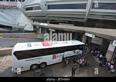 Vancouver, Kanada. 4. August 2017. Ein Bus Asyl Suchende im Olympiastadion in Montreal von Quebec, Kanada, 4. August, kommen 2017.The Zahl von Flüchtlingen, die Kreuzung in Quebec von 50 bis 150 pro Tag seit Mai verdreifacht hat und von denen 70 Prozent ehemalige Bewohner der Haiti.They sind repräsentieren etwa 6.500 Personen nach Kanada Asyl beantragen. Bildnachweis: Andrew Soong/Xinhua/Alamy Live-Nachrichten Stockfoto