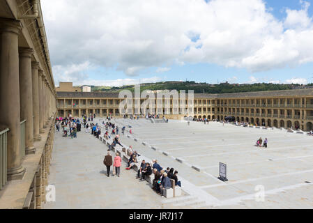 Sonnigen Tag am Stück Halle Heritage Center, Hallifax, West Yorkshire, UK. Die renovierten Grad 1 denkmalgeschützte Gebäude wurde einmal im 17. Jahrhundert tuch Trading Center. Stockfoto
