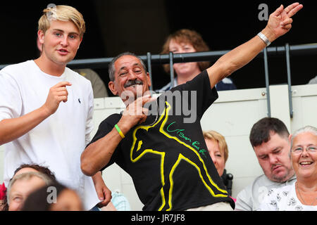 London, UK. 4. August 2017. London, 04 / August / 2017. Ein Mann in der Menge schlägt Usain Bolt ikonischen Pose an die IAAF Weltmeisterschaften 2017 London. Bildnachweis: Paul Davey/Alamy Live-Nachrichten Stockfoto