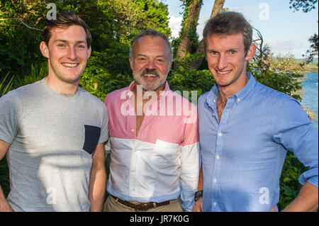 Ahakista, West Cork, Irland. 4. August 2017.  Graham Norton mit Olympische Ruderer Gary und Paul O'Donovan bei der Eröffnung des Ahakista August Festival.  Bildnachweis: Andy Gibson/Alamy Live-Nachrichten. Stockfoto