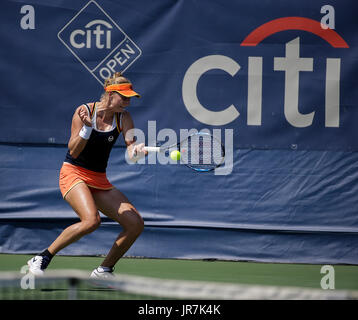 Washington DC, USA. Washington, USA. 4. August 2017. Ekaterina Makarova (RUS) beim 2017 Citi Open Tennisturnier gespielt am Rock Creek Park Tennis Center in Washington, DC Justin Cooper/CSM Credit: Cal Sport Media/Alamy Live News Bildnachweis: Cal Sport Media/Alamy Live News Stockfoto