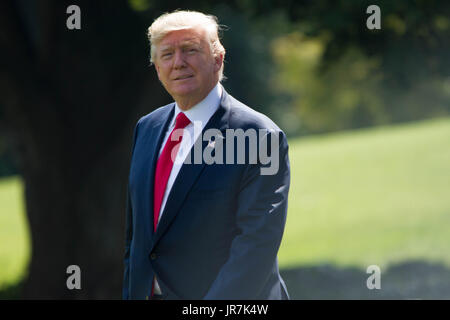 Washington, USA. 4. August 2017. Präsident Donald Trump geht von der Westflügel des weißen Hauses zu Marine One vor der Überschrift über gemeinsame Basis Andrews bis Bedminster, NJ, Freitag, 4. August 2017. Bildnachweis: Michael Candelori/Alamy Live-Nachrichten Stockfoto