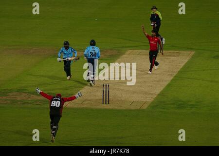 Chester Le Street, UK. 4 Aug, 2017. Wicketwächter Stuart Poynter hob seine Arme in der Feier als Durham Jets beat Yorkshire Wikinger auf die letzte Kugel eines NatWest T20 Blast Match im Emirates Riverside, Chester Le Street. Dies war Durham's erster Sieg der Saison im Wettbewerb. Credit: Colin Edwards/Alamy leben Nachrichten Stockfoto