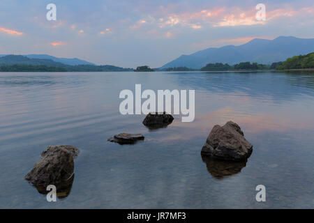 Sonnenuntergang über Derwent Water im Lake District in Cumbria Stockfoto