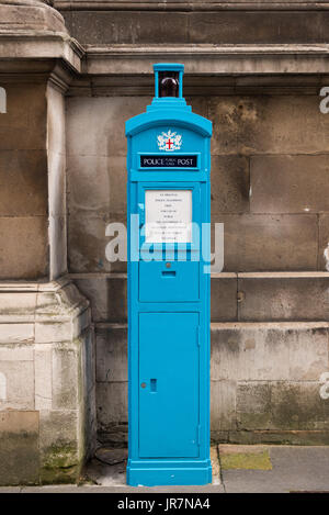 Altstadt von London Polizei Telefon Säule bei St. Lawrence Judentums Kirche, Guildhall Yard, London. Stockfoto