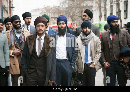 LONDON - Februar 18: Stilvolle Sikh Männer Posen für die Fotografen außerhalb Somerset House während der London Fashion Week am 18. Februar 2014. London Fashion Stockfoto