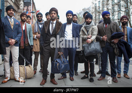LONDON - Februar 18: Stilvolle Sikh Männer Posen für die Fotografen außerhalb Somerset House während der London Fashion Week am 18. Februar 2014. London Fashion Stockfoto