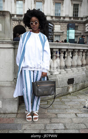 LONDON - Februar 18: Frau in weißen und blauen Mantel und posiert für die Fotografen außerhalb Somerset House während der London Fashion Week am 18. Februar 2014 Stockfoto