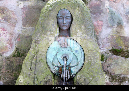 Die Malvhina Skulptur und öffentliche Trinkwasser-Auslauf in Great Malvern Stockfoto