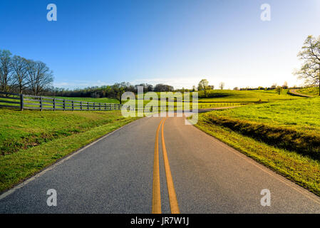 Malerische Landschaft Straße Bild während des Sonnenuntergangs in North Georgia Mountains Stockfoto