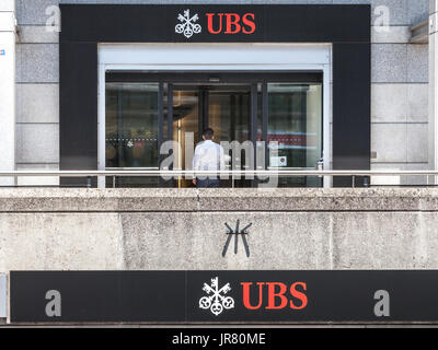 Genf, Schweiz - 19. Juni 2017: Mann in eine Filiale der UBS (Union Bank Switerland) in Genf. UBS ist eines der wichtigsten Banken des Landes Stockfoto