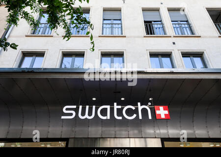 Genf, Schweiz - 19. Juni 2017: Swatch-Logo auf der Haupt-Shop der Marke in Genf. Swatch ist einer der bekanntesten Uhrenhersteller in Swi Stockfoto
