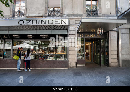 Genf, Schweiz - 19. Juni 2017: Typische Luxus-Uhren und Schmuck Boutique im Zentrum von Genf. Schweizer Uhren sind ein Symbol für die Schweizer wissen h Stockfoto