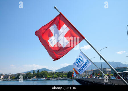 Genf, Schweiz - 19. Juni 2017: Schweizer Flagge und UNHCR in der Nähe des Genfer Sees in Genf. Das UNHCR ist die Agentur der Vereinten Nationen verantwortlich für Stockfoto