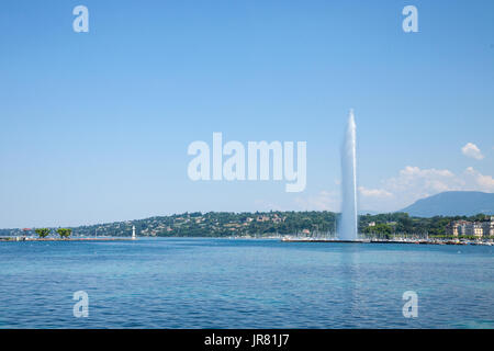 Genfs wichtigste Sehenswürdigkeit und Wahrzeichen, der Jet d ' Eau (Wasserstrahl), genommen in einem Sommernachmittag mit einem blauen Himmel. Genf gehört zu den größten finanziellen pl Stockfoto