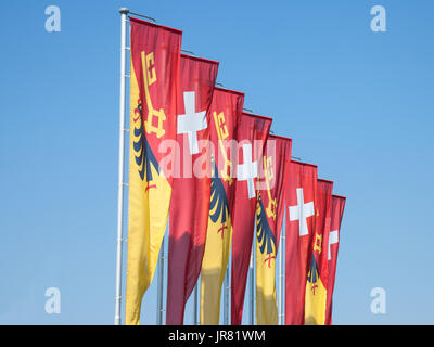 Flaggen von Genf und der Verzicht auf im Wind in Genf, eines der Economyc und Finanzzentren des Landes Bild der Genfer und Schweizer Flagge Schweiz Stockfoto