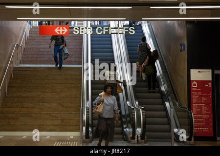 Genf, Schweiz - 19. Juni 2017: Menschen, die die Rolltreppen der Cornavin Bahnhof (Gare de Cornavin), das Logo der SBB (SB Stockfoto