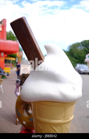 Riesige ice cream mit Flake außerhalb einer seaside Shop in der Kapelle St Leonards, Lincolnshire in den Sommerferien. Stockfoto