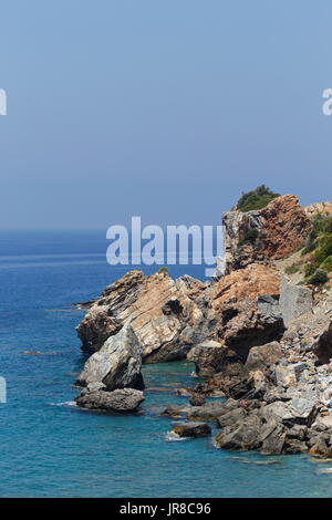 Vertikale Schuss von malerischen Felsen im Meer Stockfoto
