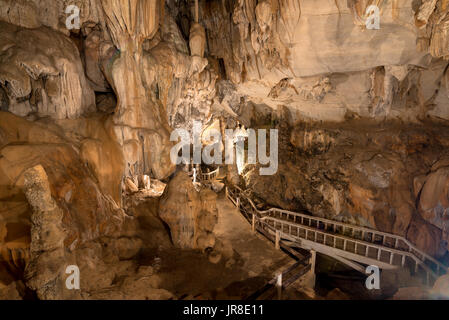 Weitwinkel-Bild von Stalaktiten und Stalagmiten in Tham Chang Höhle in der Stadt von Vang Vieng, Laos. Stockfoto