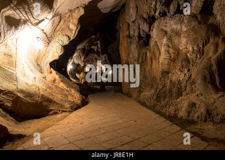 Weitwinkel-Bild von Stalaktiten und Stalagmiten in Tham Chang Höhle in der Stadt von Vang Vieng, Laos. Stockfoto