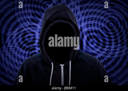 Unbekannte gesichtslosen Kapuzen Cyber-kriminellen mit Binär-Code im Hintergrund Stockfoto