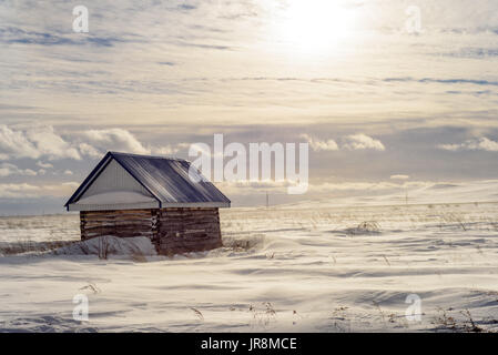 Im Alter von Holzhütte oder Schuppen in einer verschneiten Winterlandschaft Stockfoto