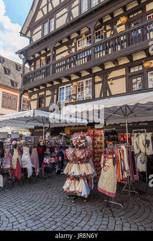 Shopper und die Anzeige außerhalb einer Le Coin d ' Alsace, ein Geschenk-Shop im Zentrum von Straßburg, Elsass, Frankreich. Ort Marché Aux Cochons de Lait Stockfoto