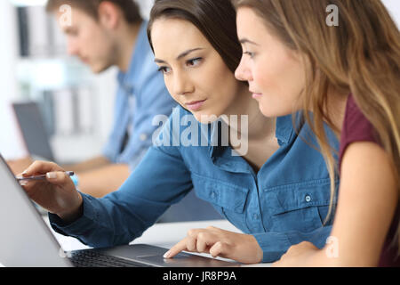 Nahaufnahme von zwei schweren Mitarbeiter Co-working-Online mit dem Laptop im Büro Stockfoto