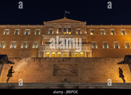 Griechische Parlament und das Denkmal für den unbekannten Soldaten in Athen, Griechenland. Stockfoto