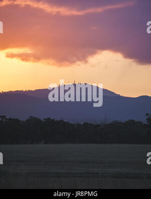 Touristen sitzen auf den Felsen mit einem wunderschönen Sonnenaufgang auf die Balkone in den Grampians National Park, Victoria, Australien. Stockfoto