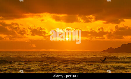 Brillante Ozean Strand Sonnenaufgang. Stockfoto