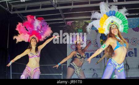 Glasgow Mela brasilianischen Fan Tänzer auf der Bühne im Kelvingrove park Stockfoto