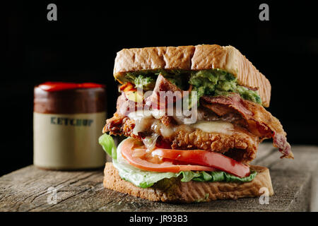 Südlichem Flair BLT Sandwich auf dunklem Hintergrund Stockfoto