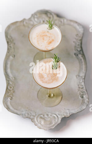 Zwei cremige Cocktails auf einem Vintage Tablett Stockfoto