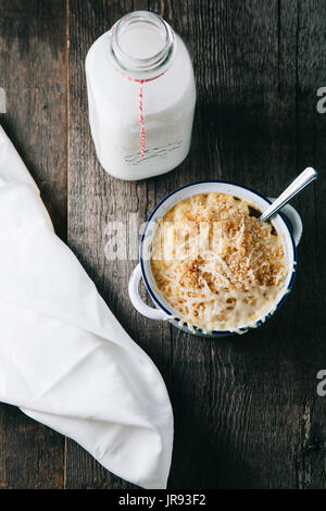 Südliche gebacken und Käse mit einem rustikalen Hintergrund Stockfoto