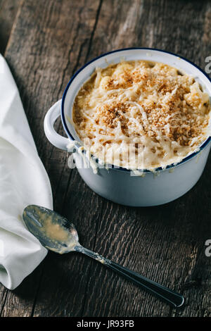 Classic Süd gebacken, Mac und Käse auf rustikalen Hintergrund Stockfoto