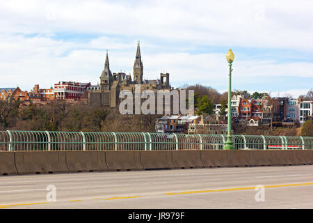 Ein Blick auf Georgetown von Key Bridge im Frühjahr. Washington DC Vorort am hohen Ufer des Potomac River. Stockfoto