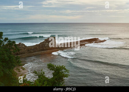 Ozean Küste in Nicaragua mit großen magnific Rock am Sonnenuntergang Licht Stockfoto