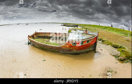 Gestrandet, Fäulnis Holzboote in der schlammigen Mündung in Orford, Suffolk. Stockfoto