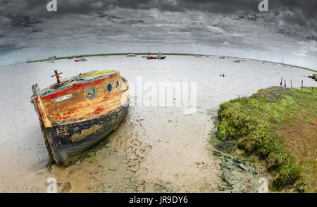 Gestrandet, Fäulnis Holzboote in der schlammigen Mündung in Orford, Suffolk. Stockfoto