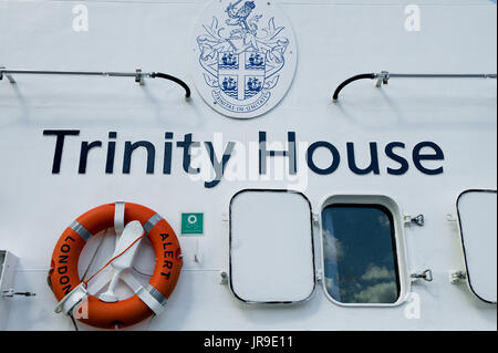 Trinity House Motor Schiff THV Alert und Flag Stockfoto