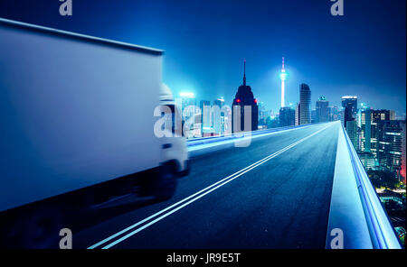 Fahrzeug auf der Straße bei Nacht - Geschwindigkeit und Konzept. Stockfoto