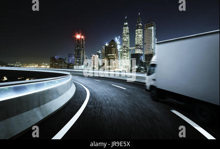 Fahrzeug auf der Straße bei Nacht - Geschwindigkeit und Konzept. Stockfoto