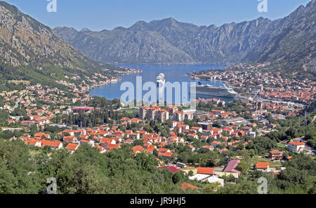 KOTOR, MONTENEGRO - 20. Juni 2017: Bucht von Kotor mit Kreuzfahrtschiffen "Royal Princess" und "Norwegian Star" in Montenegro am 20. Juni 2017. Kotor besuchten 48 Stockfoto