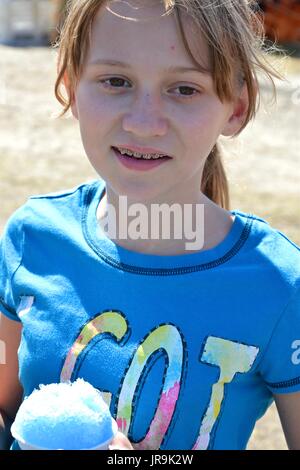 Junges Mädchen mit einem Festival und mit Schnee Kegel auf einem Festival. Stockfoto