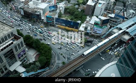 Luftaufnahme der Ratchadapisek Road Klong Toei Bangkok Asoke Sukhumvit Verkehrsknotenpunkt Stockfoto