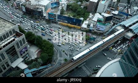 Luftaufnahme der Ratchadapisek Road Klong Toei Bangkok Asoke Sukhumvit Verkehrsknotenpunkt Stockfoto