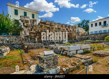 Die Ruinen der antiken Hadrian Bibliothek in Athen Griechenland an einem sonnigen Sommertag Stockfoto